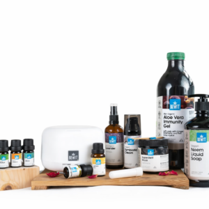 Vstupujete do světa BEWIT? Udělejte sebejistý první krok s velkou sadou Start Pro. Umožní vám objevovat sílu přírody v opravdu široké škále každodenních situací. Stačí jedno kliknutí a získáte ty nejoblíbenější a nejpraktičtější produkty pro podporu těla i mysli, hygienu, vyladění harmonické atmosféry či hýčkání vaší pleti. V pečlivě sestavené sadě najdete široce použitelné esenciální oleje a směsi, přípravky pro osobní péči, přírodní kosmetiku i doplňky pro aromaterapii. Díky tomu můžete okamžitě používat top produkty BEWIT ve vašem běžném životě – doma, v práci i při péči o svou kondici, vitalitu a životní pohodu. Nákup v sadě vám zároveň šetří čas i peníze. Nemusíte se rozhodovat mezi jednotlivými produkty, v balíčku získáte promyšlený výběr těch nejuniverzálnějších, vhodných pro začátečníky i zkušené uživatele. Navíc ji pořídíte mnohem výhodněji, než kdybyste všechny produkty kupovali samostatně. Sada Start Pro je ideální volbou pro ty, kteří chtějí získat maximum: více možností, více hodnoty i více výsledků. A více radosti. Sada obsahuje Miracle (5 ml) – Oblíbená harmonizující esenciální směs, která všestranně podporuje rovnováhu těla i mysli. Coldet (5 ml) – Směs esenciálních olejů vytvořená pro důkladnou vnitřní očistu a celkové osvěžení organismu. Protect (5 ml) – Ochranná aromaterapeutická směs, která pomáhá posílit pocit bezpečí a podporuje přirozenou obranyschopnost. Breath (5 ml) – Povzbuzující směs esenciálních olejů pro volné dýchání a svěží pocit při každodenních aktivitách. Citron (15 ml) – Čistý esenciální olej s osvěžující citrusovou vůní, který přináší energii, soustředění a čistotu prostoru. Cedr himalájský (5 ml) – Hřejivý esenciální olej s dřevitým aroma pro stabilitu, uzemnění, obnovu a sílu. Aloe Vera Immunity gel s dužinou, BIO RAW – Přírodní gel z aloe vera na podporu očisty, odolnosti, hydratace, regenerace a přirozené vitality. Aroma difuzér Favorit 300 – Praktický ultrazvukový difuzér, který jemně rozptyluje esenciální oleje a vytváří příjemnou atmosféru doma i v kanceláři. Inhalační tyčinka (bílá) – Diskrétní pomocník pro inhalaci esenciálních olejů kdekoli a kdykoli během dne. Microbiome Symbiotic Cream – Self Love Flow– Vyživující pleťový krém, který podporuje rovnováhu kožního mikrobiomu a krásu pokožky. Superdent Black – Přírodní zubní pasta s aktivním uhlím pro šetrné čištění a bělení zubů a svěží dech. Nimbové tekuté mýdlo (500 ml) – Jemné přírodní mýdlo čistí pokožku rukou a zanechává ji klidnou, svěží a hebkou. Hydrolát z levandule BIO (100 ml) – Esenciální voda s uklidňující vůní levandule pro relaxaci, péči o pleť i jemnou aromaterapii. Benefity Velký balíček oblíbených BEWIT produktů pohromadě Praktická rozšířená startovací sada do začátku Ušetřený čas za výběr Jedinečná cenová nabídka – o více než 50 % výhodnější cena než při nákupu jednotlivě 100% čisté a přírodní složení bez syntetiky, chemie a kompromisů