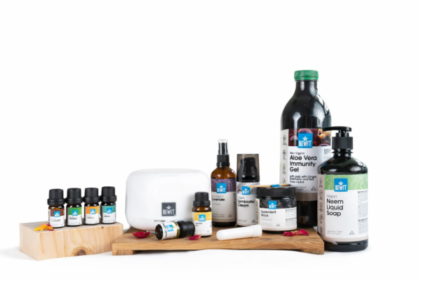 Vstupujete do světa BEWIT? Udělejte sebejistý první krok s velkou sadou Start Pro. Umožní vám objevovat sílu přírody v opravdu široké škále každodenních situací. Stačí jedno kliknutí a získáte ty nejoblíbenější a nejpraktičtější produkty pro podporu těla i mysli, hygienu, vyladění harmonické atmosféry či hýčkání vaší pleti. V pečlivě sestavené sadě najdete široce použitelné esenciální oleje a směsi, přípravky pro osobní péči, přírodní kosmetiku i doplňky pro aromaterapii. Díky tomu můžete okamžitě používat top produkty BEWIT ve vašem běžném životě – doma, v práci i při péči o svou kondici, vitalitu a životní pohodu. Nákup v sadě vám zároveň šetří čas i peníze. Nemusíte se rozhodovat mezi jednotlivými produkty, v balíčku získáte promyšlený výběr těch nejuniverzálněj­ších, vhodných pro začátečníky i zkušené uživatele. Navíc ji pořídíte mnohem výhodněji, než kdybyste všechny produkty kupovali samostatně. Sada Start Pro je ideální volbou pro ty, kteří chtějí získat maximum: více možností, více hodnoty i více výsledků. A více radosti. Sada obsahuje Miracle (5 ml) – Oblíbená harmonizující esenciální směs, která všestranně podporuje rovnováhu těla i mysli. Coldet (5 ml) – Směs esenciálních olejů vytvořená pro důkladnou vnitřní očistu a celkové osvěžení organismu. Protect (5 ml) – Ochranná aromaterapeutická směs, která pomáhá posílit pocit bezpečí a podporuje přirozenou obranyschopnost. Breath (5 ml) – Povzbuzující směs esenciálních olejů pro volné dýchání a svěží pocit při každodenních aktivitách. Citron (15 ml) – Čistý esenciální olej s osvěžující citrusovou vůní, který přináší energii, soustředění a čistotu prostoru. Cedr himalájský (5 ml) – Hřejivý esenciální olej s dřevitým aroma pro stabilitu, uzemnění, obnovu a sílu. Aloe Vera Immunity gel s dužinou, BIO RAW – Přírodní gel z aloe vera na podporu očisty, odolnosti, hydratace, regenerace a přirozené vitality. Aroma difuzér Favorit 300 – Praktický ultrazvukový difuzér, který jemně rozptyluje esenciální oleje a vytváří příjemnou atmosféru doma i v kanceláři. Inhalační tyčinka (bílá) – Diskrétní pomocník pro inhalaci esenciálních olejů kdekoli a kdykoli během dne. Microbiome Symbiotic Cream – Self Love Flow– Vyživující pleťový krém, který podporuje rovnováhu kožního mikrobiomu a krásu pokožky. Superdent Black – Přírodní zubní pasta s aktivním uhlím pro šetrné čištění a bělení zubů a svěží dech. Nimbové tekuté mýdlo (500 ml) – Jemné přírodní mýdlo čistí pokožku rukou a zanechává ji klidnou, svěží a hebkou. Hydrolát z levandule BIO (100 ml) – Esenciální voda s uklidňující vůní levandule pro relaxaci, péči o pleť i jemnou aromaterapii. Benefity Velký balíček oblíbených BEWIT produktů pohromadě Praktická rozšířená startovací sada do začátku Ušetřený čas za výběr Jedinečná cenová nabídka – o více než 50 % výhodnější cena než při nákupu jednotlivě 100% čisté a přírodní složení bez syntetiky, chemie a kompromisů