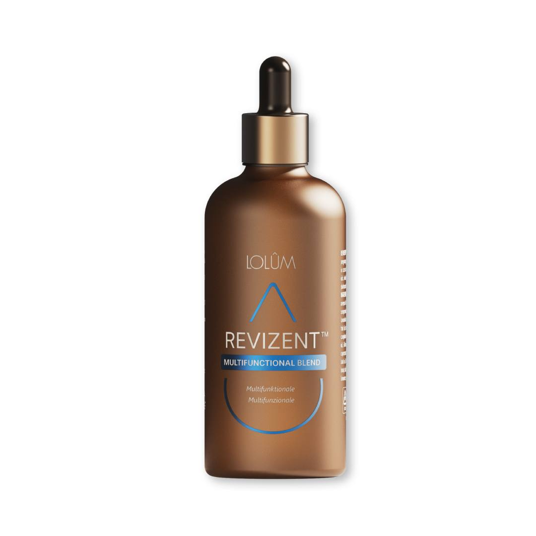 LOLÚM REVIZENT Multifunctional Blend je multifunkční produkt v elegantním skleněném balení s praktickou pipetou, který se stane stylovým i funkčním doplňkem každé kosmetické rutiny. Díky svému univerzálnímu využití je ideální pro každodenní péči a snadnou aplikaci přesně tam, kde je potřeba. Jeho luxusní vzhled a prémiové zpracování působí moderně a profesionálně, takže zaujme nejen svým obsahem, ale i designem. Pipetové balení umožňuje pohodlné, hygienické a přesné dávkování. Proč si ho oblíbíte: multifunkční využití praktická aplikace pomocí pipety elegantní prémiové balení vhodný pro každodenní použití stylový doplněk do každé beauty rutiny Tip na použití: Naneste několik kapek dle potřeby a jemně vmasírujte nebo aplikujte na požadované místo.